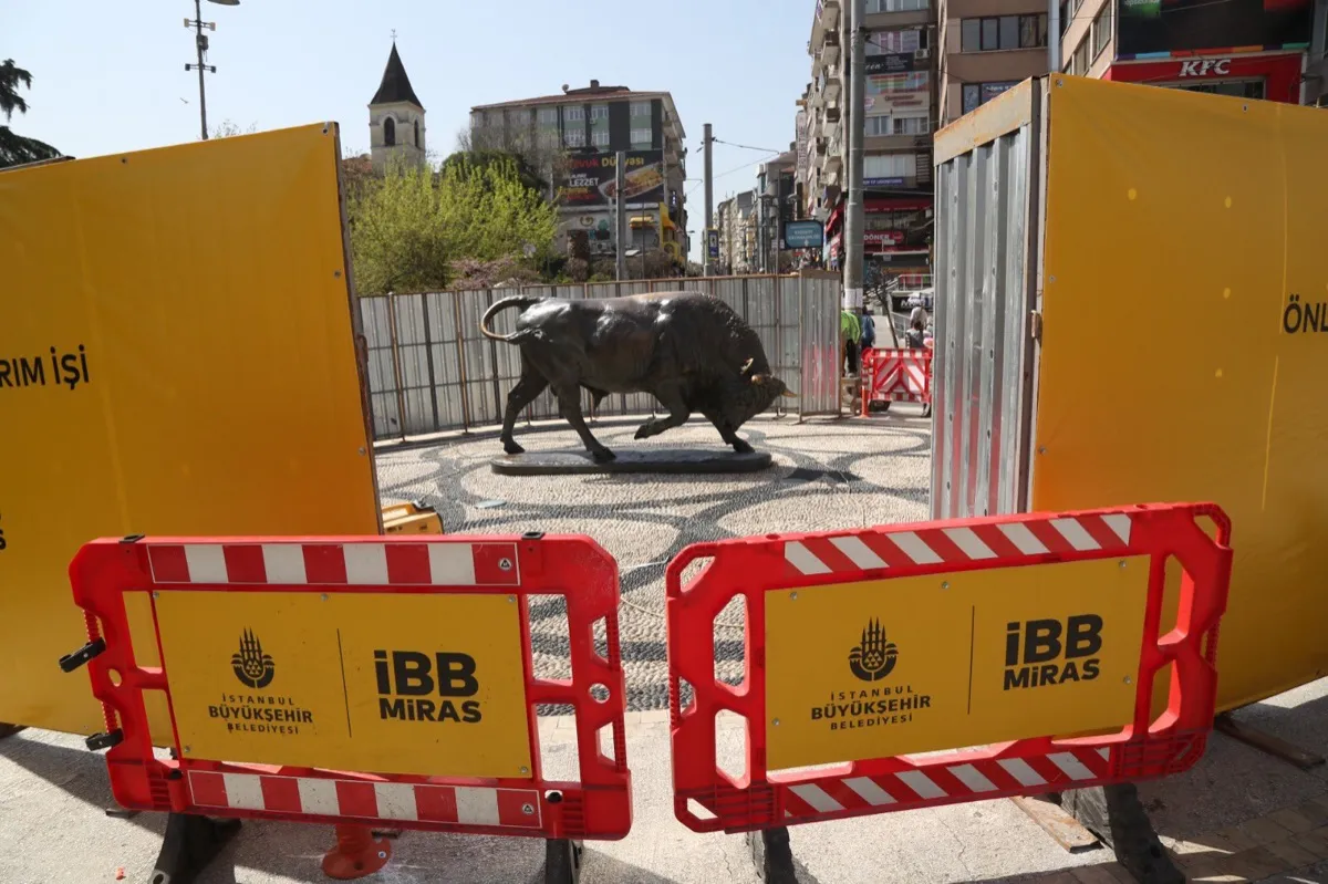 Kadıköy’ün Simgesi Boğa Heykeli Restorasyona Alındı