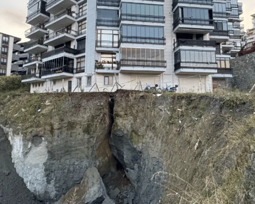Gebze’de Apartmanda Göçük: 22 Daire Tahliye Edildi