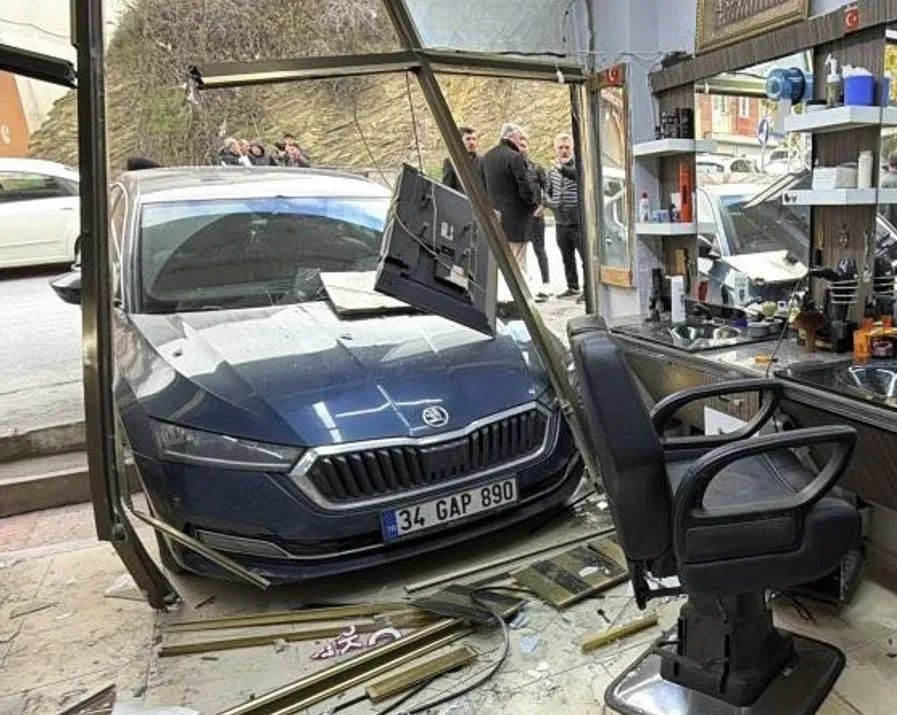 İstanbul’da Şoke Eden Olay: Berberde Tıraş Olan Vatandaşa Araba Çarptı