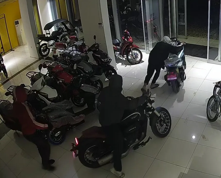 Adana’da 4 Çocuk, Beğendikleri Motosikletleri Galeriden Çaldı