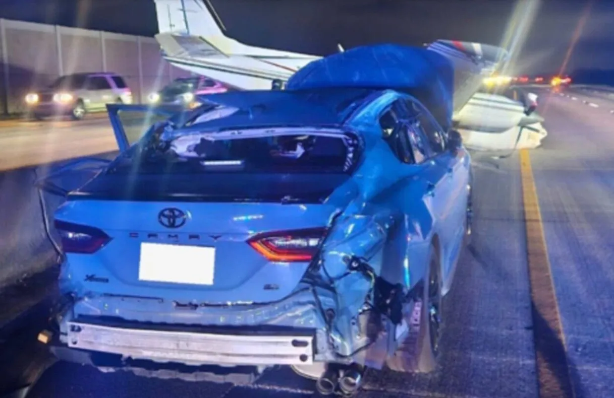 Florida’da Otoyola Acil İniş Yapan Uçak Bir Otomobile Çarptı