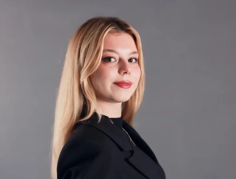 Dilek Kılıççetin | Doğallığı, Enerjisi ve Sahne Işığını İçinde Taşıyan Reklam Oyuncusu Adayı