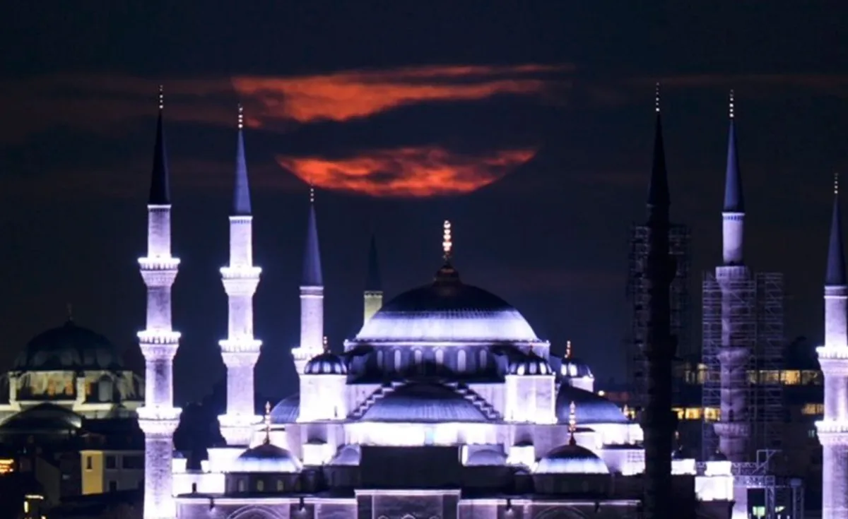 İstanbul’da Dolunay Manzarası Büyüledi