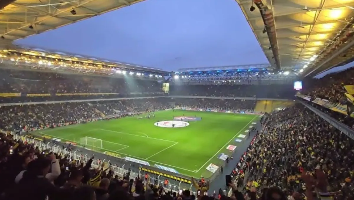 Fenerbahçe Stadındaki Işık Gösterisi Büyüledi
