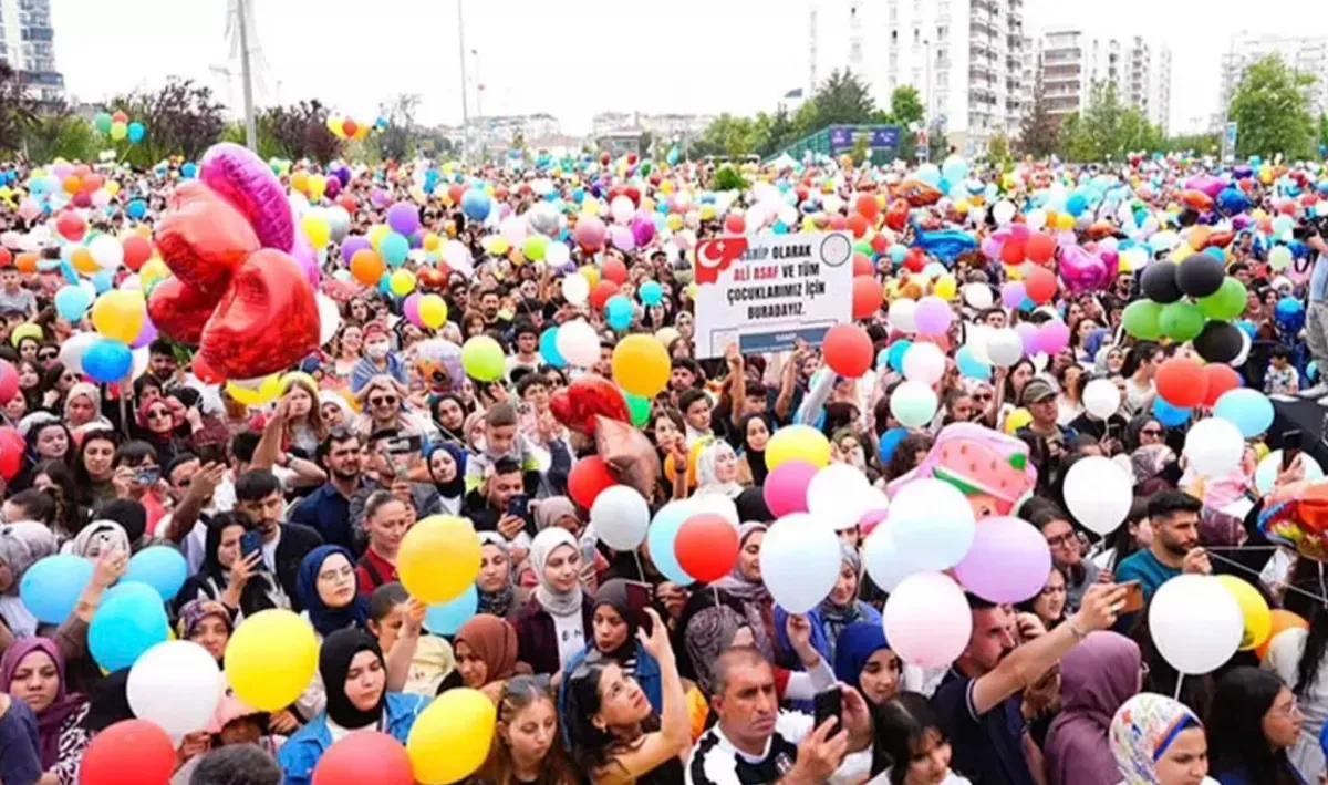 Adana’da Kanseri Yenen İki Öğrenci Okula Dönüşte Balonlarla Karşılandı
